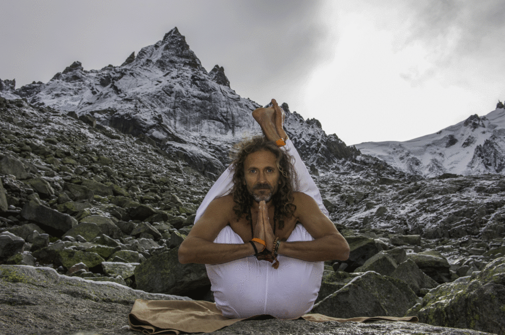 Hamsa Hubert de Tourris Sattva Yoga Chamonix cours stages formation Ashtanga Vinyasa Hatha Yin montagne neige nature